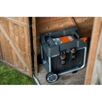 Rangement compact broyeur Husqvarna repliable dans un garage