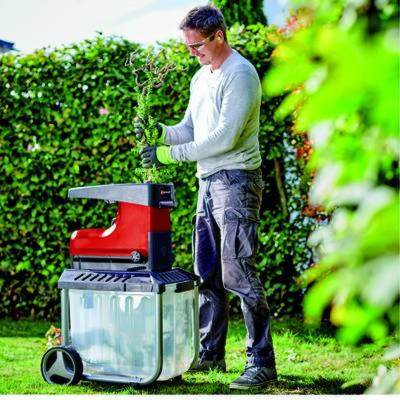Utilisation d'un broyeur de végétaux silencieux Einhell en jardin
