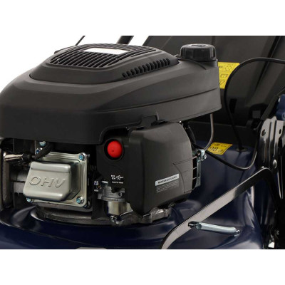 Tondeuse thermique tractée BullMach idéale pour les jardins de 1500m2 et plus