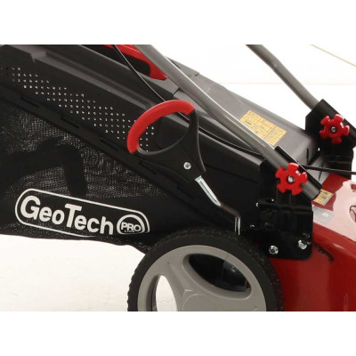 Performance de tonte avec la tondeuse thermique poussée GeoTech Pro 46 cm