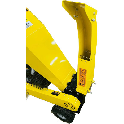 Broyage de branches épaisses avec Nemura 212 cm3 en action